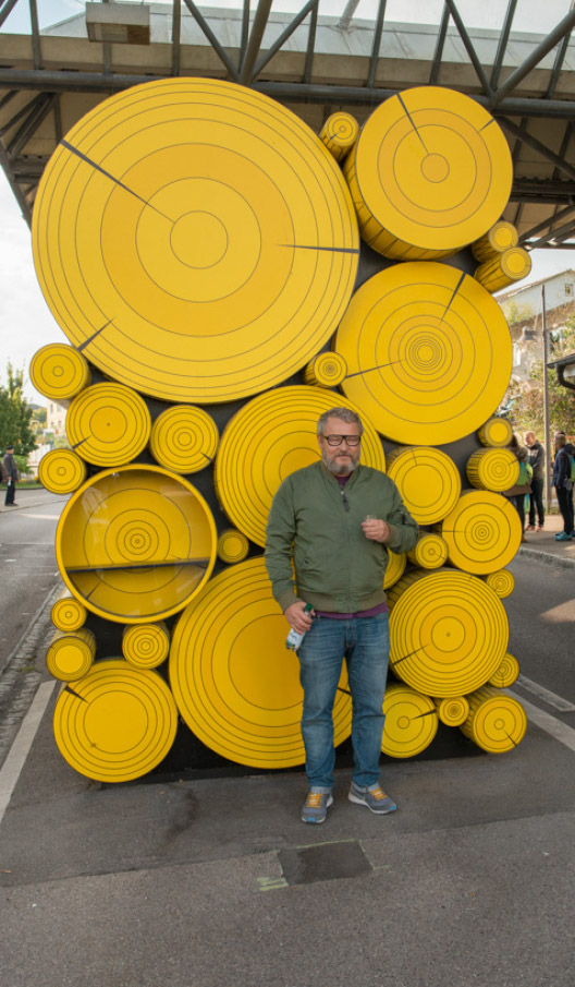 Künstler Tobias Rehberger vor seiner gelben Skulptur an der ehemaligen Zollstation