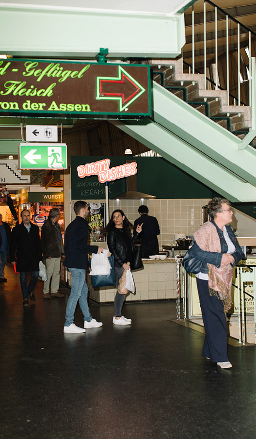 Neonbeleuchtung für die Kunstaktion »Dirty Dishes« in der Frankfurter Kleinmarkthalle.