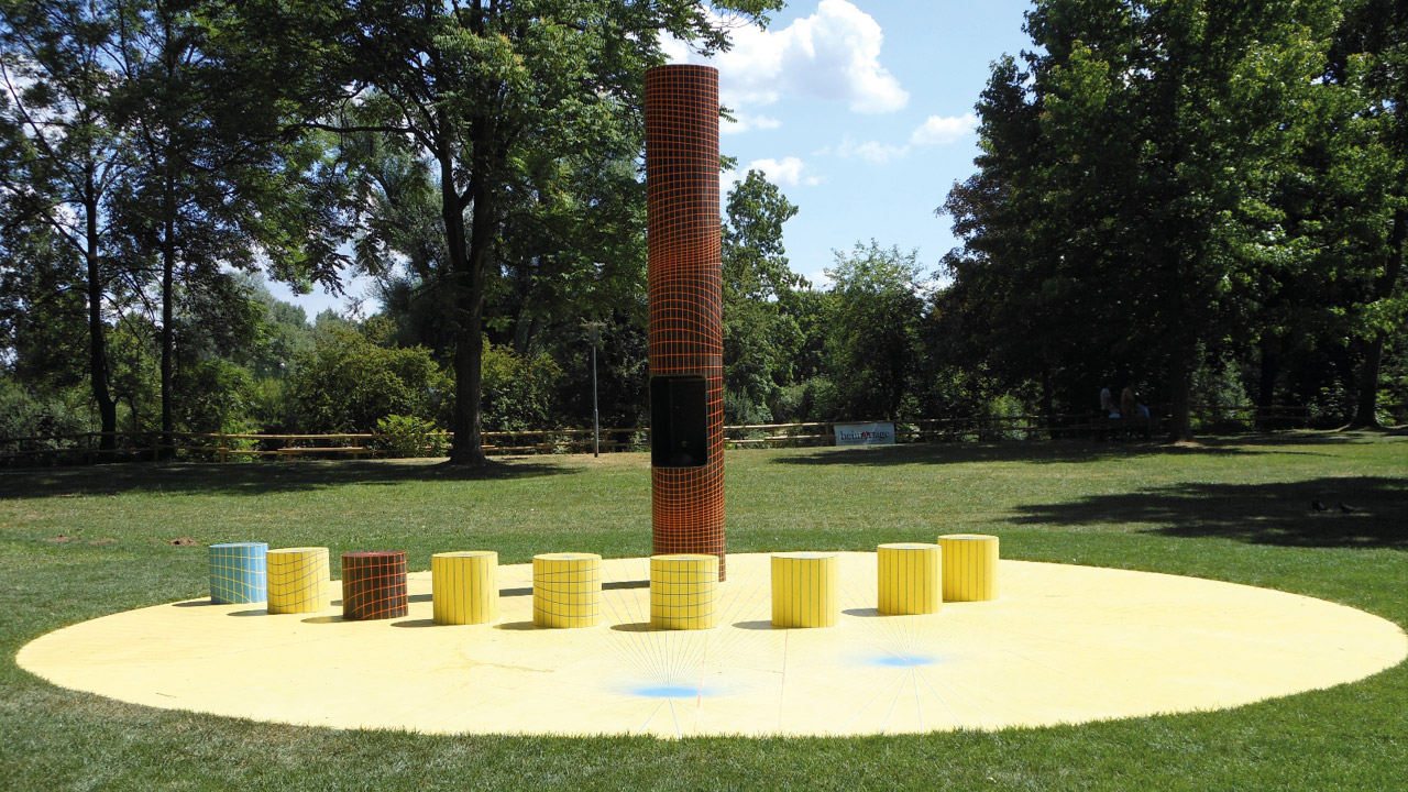 Kunstinstallation von Turkdesign: Sonnenuhr aus Stahlobjekten auf einer Wiese