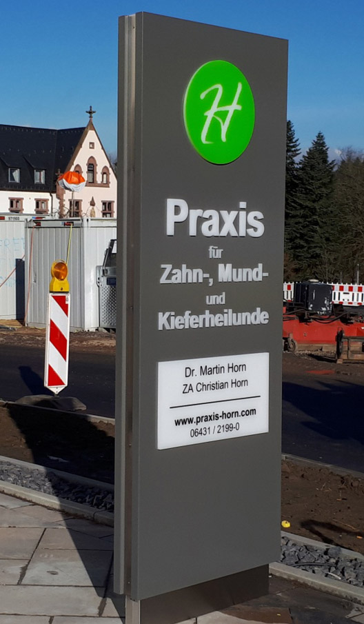 Detailansicht der Werbe-Stele für Zahn-, Mund- und Kieferheilkunde mit Praxisinformationen.