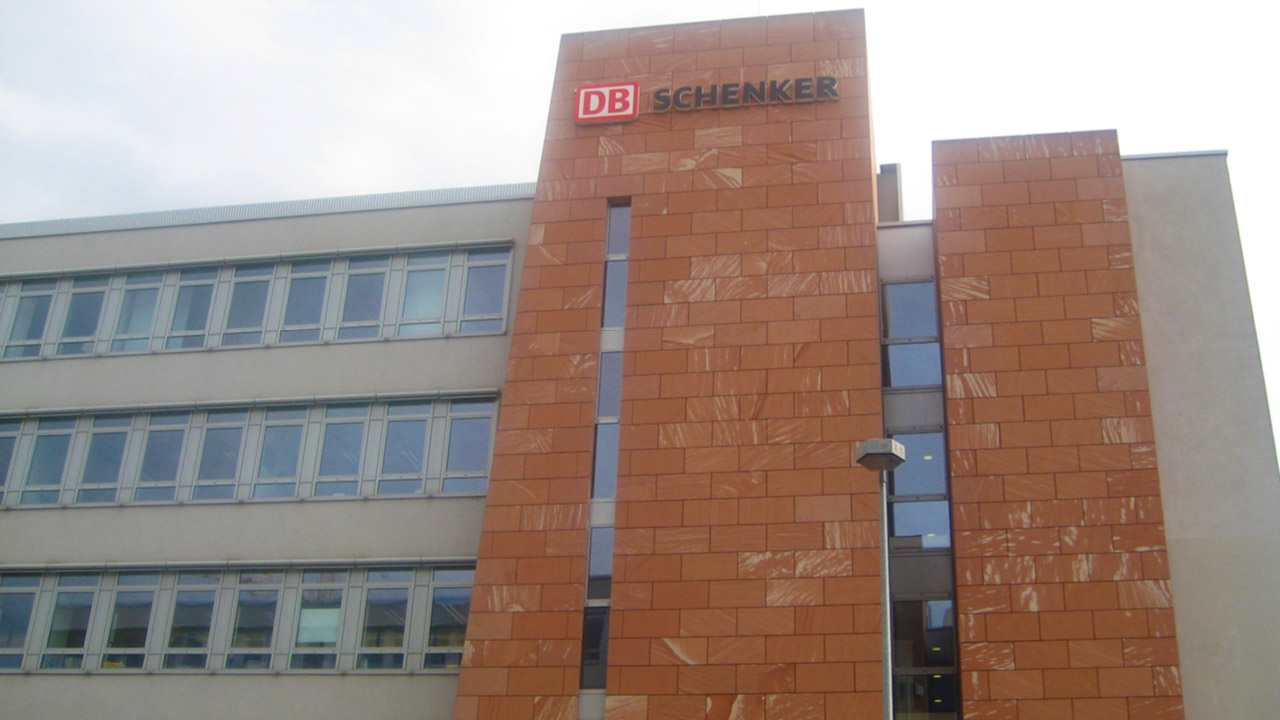 Gebäude der DB Schenker mit Leuchtschrift an der Fassade.