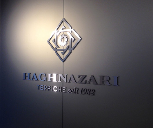 Nahaufnahme des Haghnazari-Schriftzugs im Inneren des Geschäfts in Frankfurt.