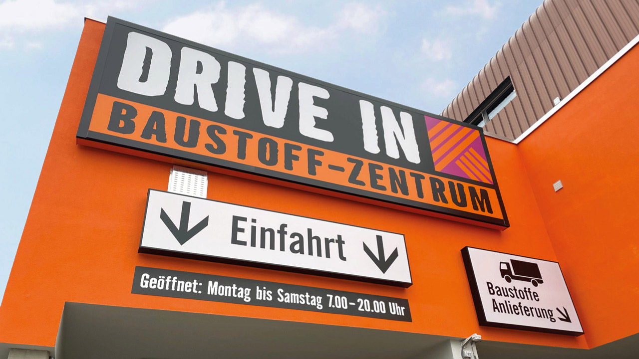 Ansicht Leuchtkasten mit der Beschriftung „Drive In Baustoff-Zentrum“