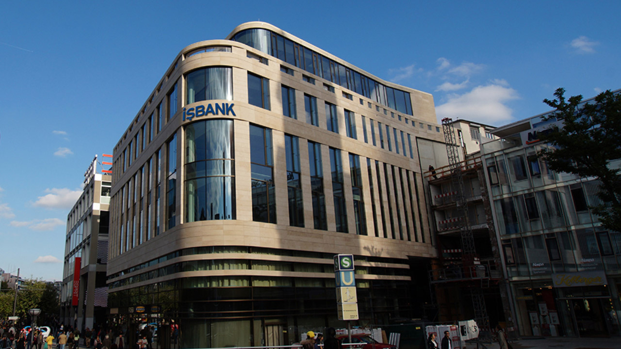 Modernes Bürogebäude in Frankfurt am Main mit prominentem IŞBANK-Logo an der Fassade.