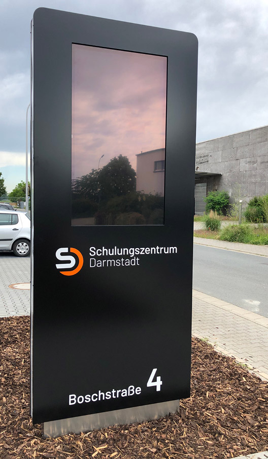 Digitale Werbung mit Spiegelung des Himmels vor dem Schulungszentrum Darmstadt in der Boschstraße.