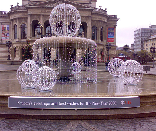 Brunnen vor der Alten Oper in Frankfurt mit englischem Neujahrsgruß von UBS und WISAG, festlich beleuchtet für das Jahr 2008.